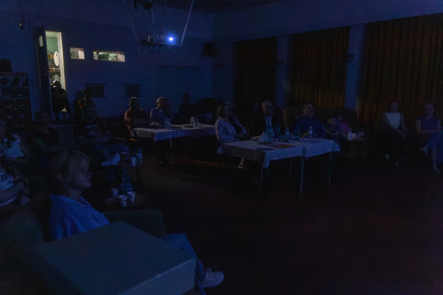 Publiczność podczas pokazu projektu w sali kinowej
